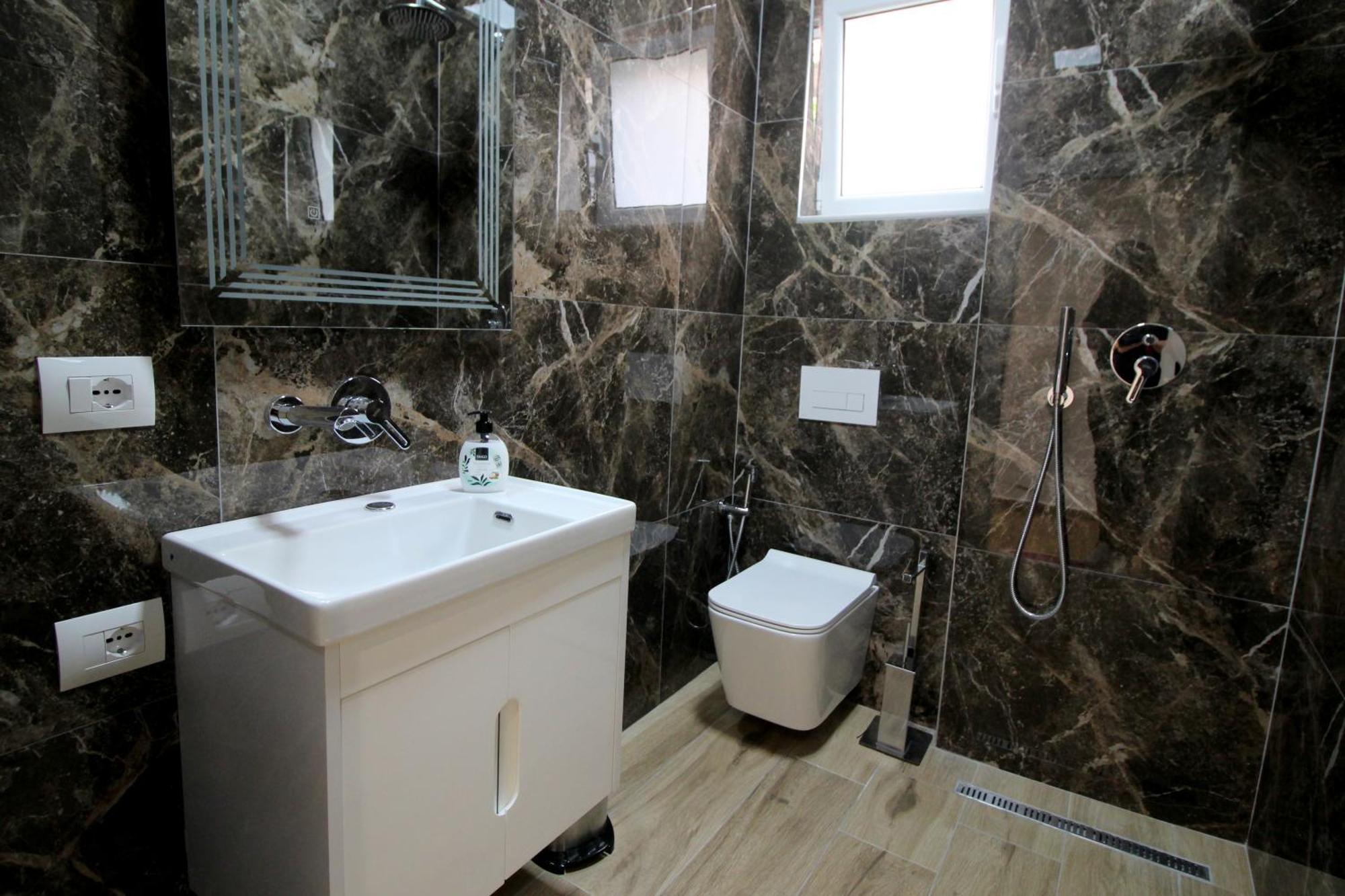 Alis Apartments Sarande Bagian luar foto